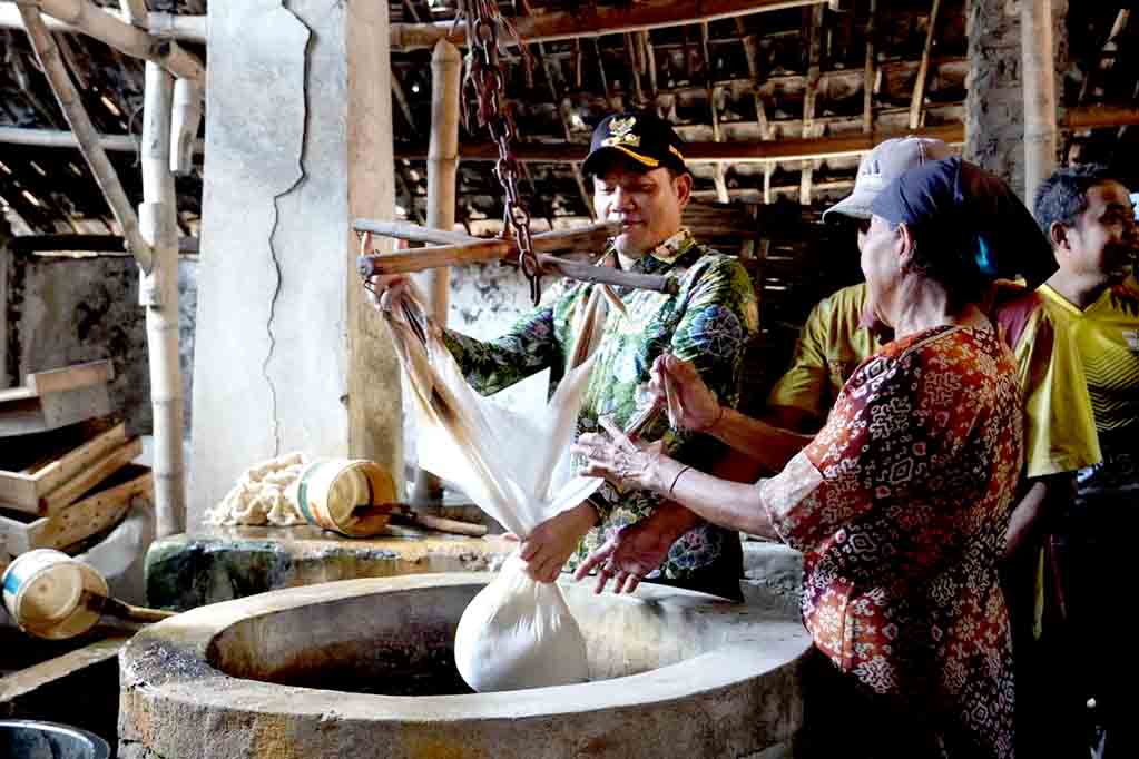 Sidak ke produsen tahu di krian, bupati subandi tawarkan solusi alternatif