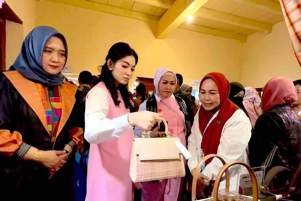 Tas kerajinan khas takalar dengan brand anging mamiri