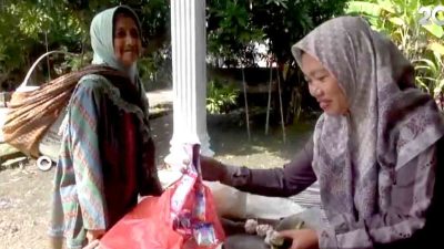 Tekad dan ketekunan nenek penjual jajanan di lamongan