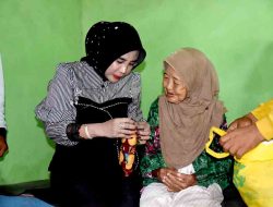 Peduli Sesama, Wabup Sidoarjo Kunjungi Nenek Muslikah yang Tinggal Sendiri