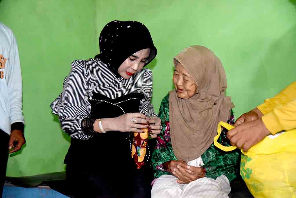 Wabup sidoarjo kunjungi nenek yang tinggal sebatangkara