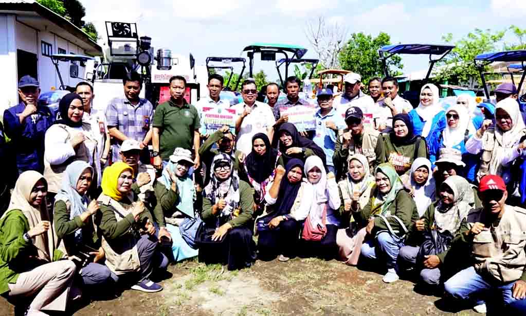 100 hari kerja, bupati takalar daeng manye serahkan 80 unit alsintan untuk petani 3