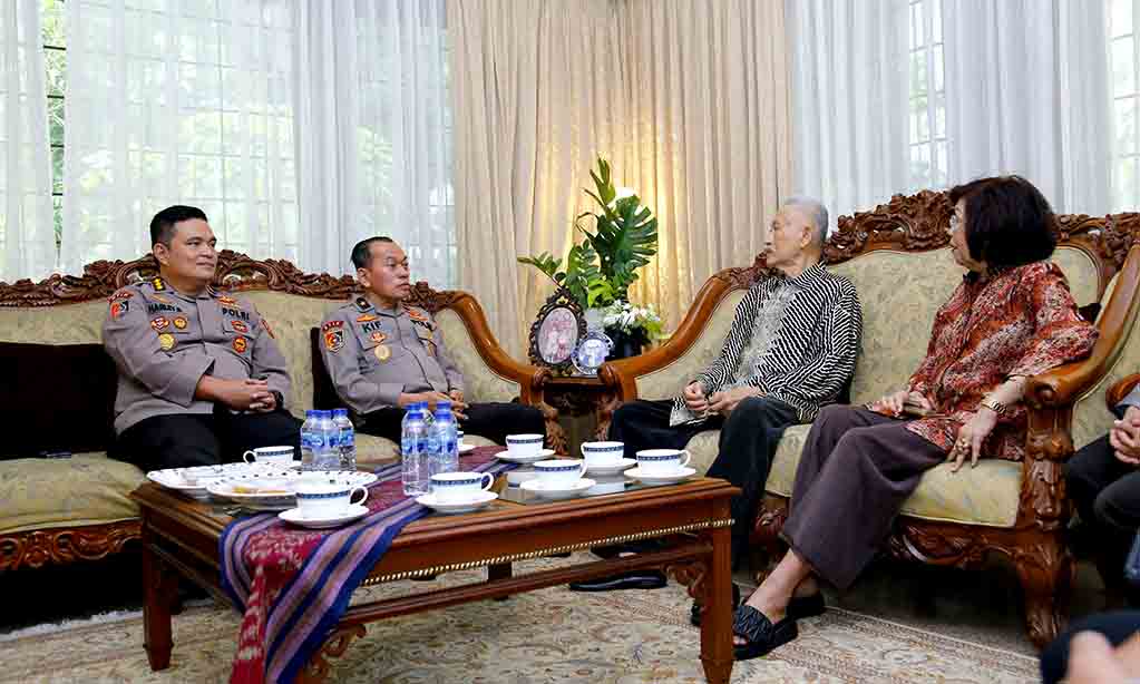 Anjangsana hut bhayangkara ke 79, polri kunjungi mantan kapolri jenderal (purn) roesdihardjo