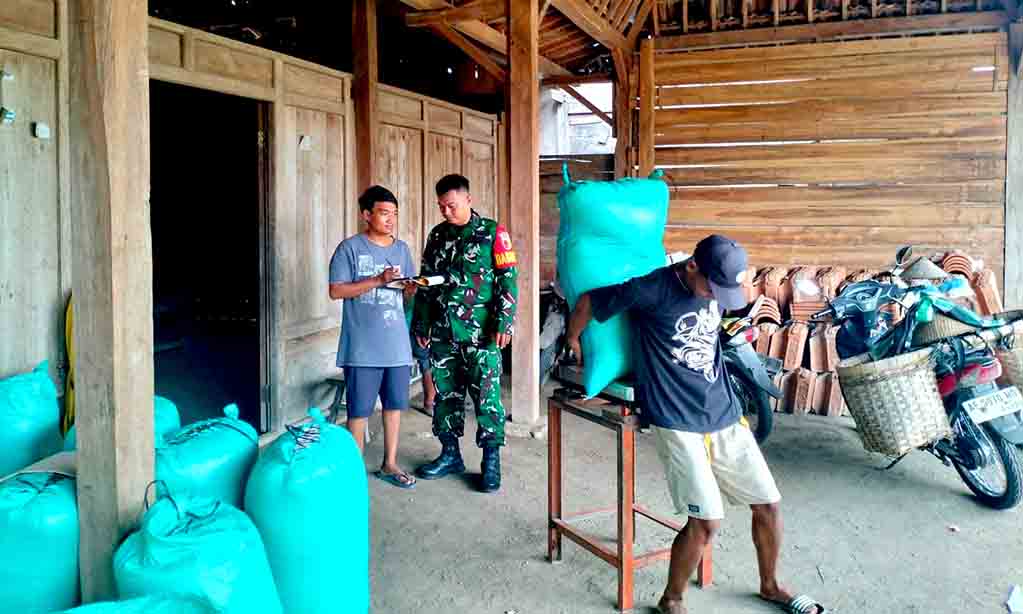 Babinsa koramil karanganyar bersama bulog laksanakan sergap di wilayah hingga pelosok desa