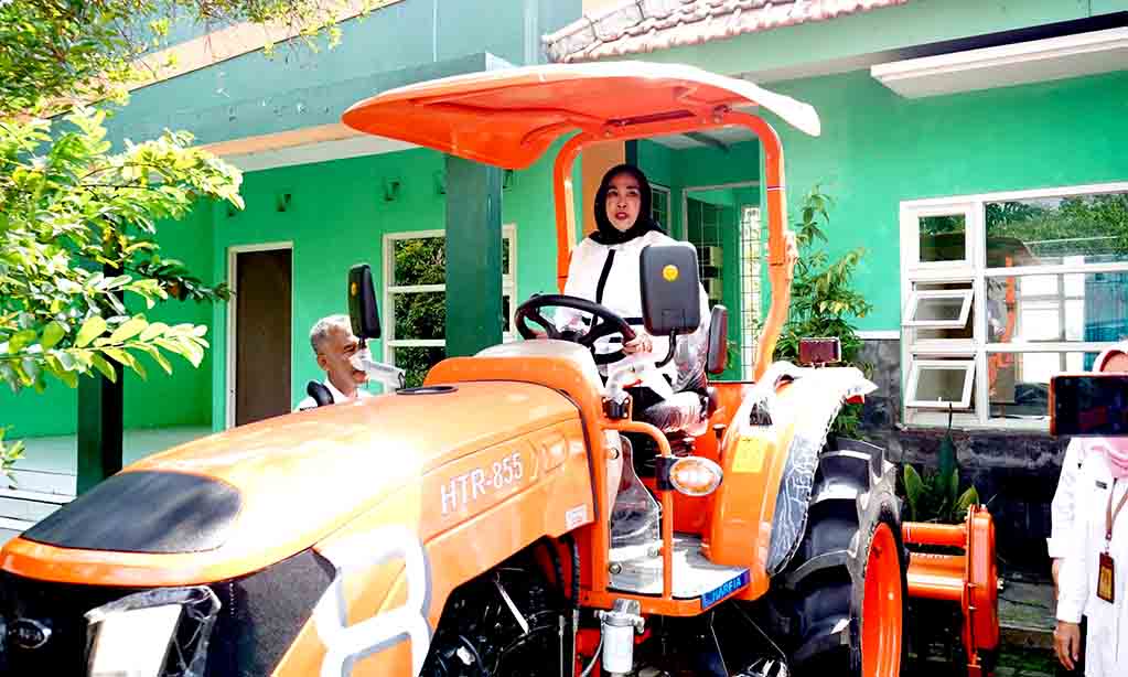 Berkunjung ke porong, wabup mimik idayana pastikan bantuan alsintan tepat sasaran