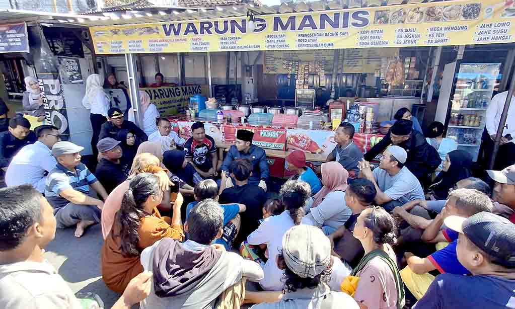 Bupati dan wakil bupati tuban bahas penataan pedagang pantai boom dalam kunjungan lapangan 2