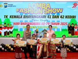 Ceria Anak TK Meriahkan Lomba Fashion Show Hari Bhayangkara ke-79 di Kediri