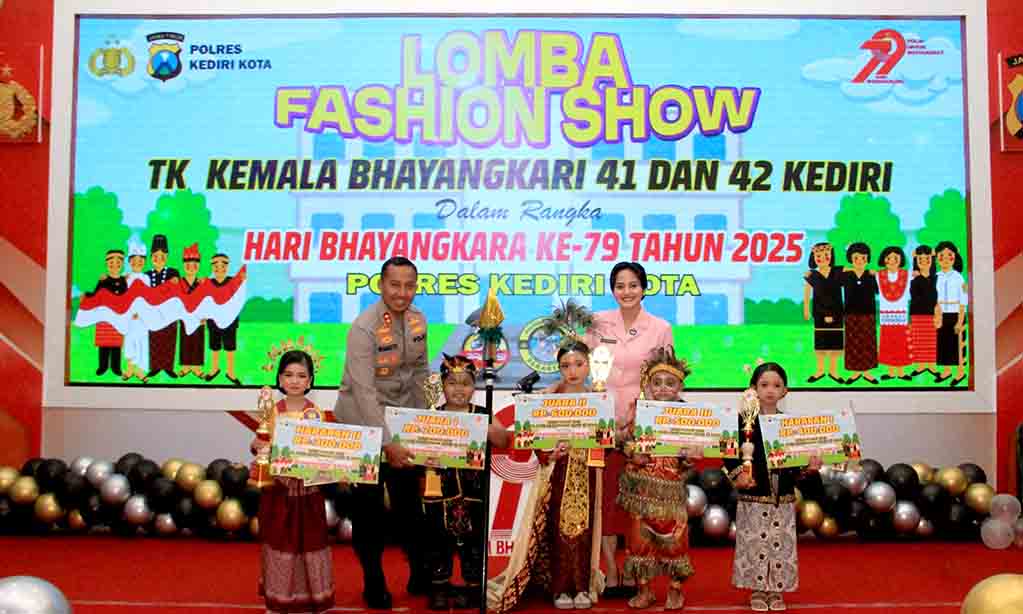 Ceria anak tk meriahkan lomba fashion show hari bhayangkara ke 79 di kediri