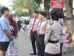 Dekatkan Diri dengan Masyarakat, Polres Kediri Rutin Patroli Humanis di CFD Pare