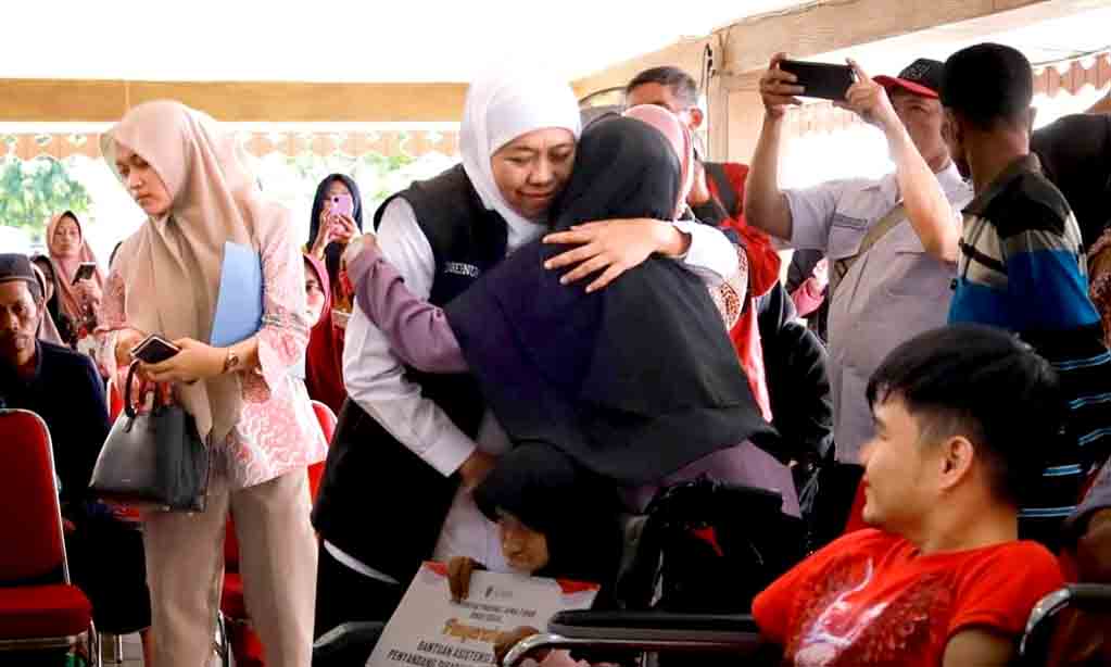 Gubernur khofifah salurkan bantuan pada warga kabupaten probolinggo