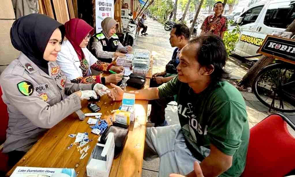 Hari bhayangkara ke 79, biddokkes polda jatim gelar layanan kesehatan gratis untuk driver ojol
