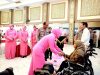 Hari Bhayangkara ke -79 Polda Jatim Beri Bantuan Tongkat dan Kursi Roda Bagi Kaum Difabel