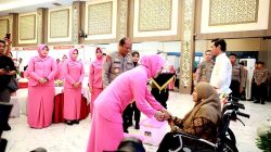 Hari bhayangkara ke 79 polda jatim beri bantuan tongkat dan kursi roda bagi kaum difabel