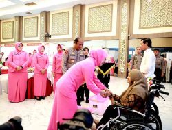 Hari Bhayangkara ke -79 Polda Jatim Beri Bantuan Tongkat dan Kursi Roda Bagi Kaum Difabel