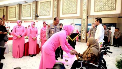 Hari bhayangkara ke 79 polda jatim beri bantuan tongkat dan kursi roda bagi kaum difabel