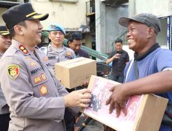 Hari Bhayangkara ke -79 Polres Pelabuhan Tanjungperak Gelar Baksos, Puluhan Pengemudi Bentor dan Kuli Panggul Full Senyum