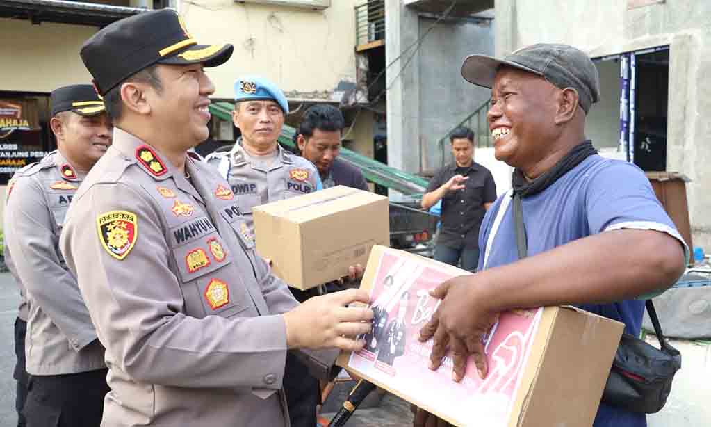 Hari bhayangkara ke 79 polres pelabuhan tanjungperak gelar baksos