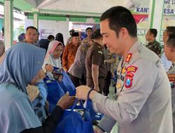 Apresiasi Buruh Tani, Polres Situbondo dan Forkopimda Berbagi Sembako Usai Panen Raya Jagung