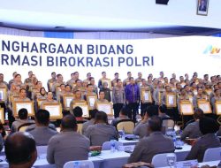 Kapolri Berikan Penghargaan Pembangunan Zona Integritas WBK Kepada Divisi Humas Polri