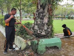Polres Ngawi Kerja Bakti di Taman Makam Pahlawan Sambut Hari Bhayangkara ke-79
