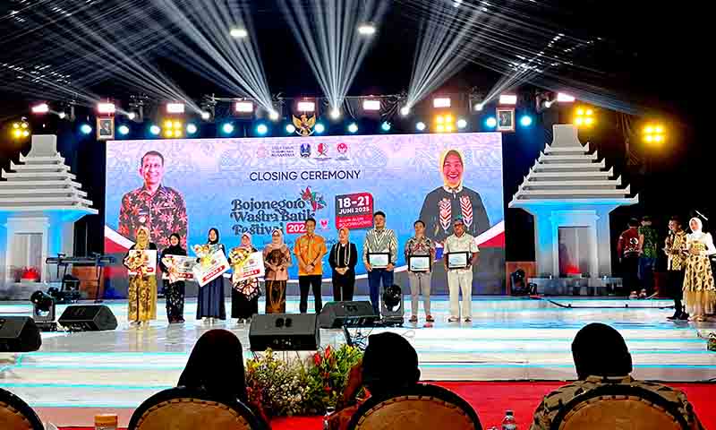 Jember sabet juara desain stand terbaik di bojonegoro 2