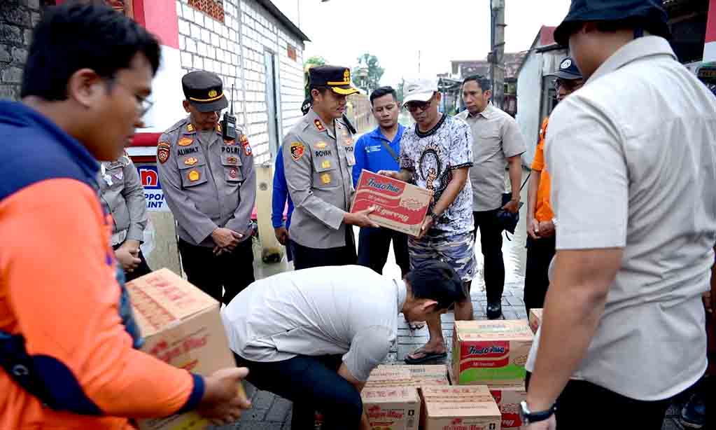 Kapolres gresik salurkan bantuan sosial bagi warga terdampak banjir di benjeng
