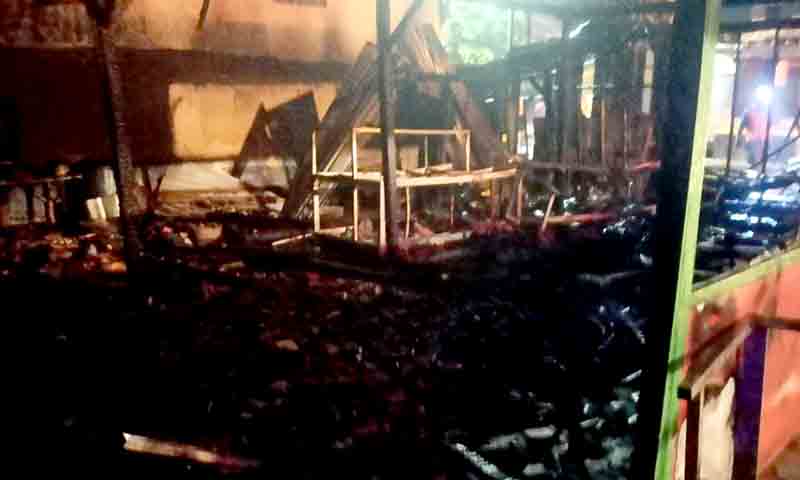 Kebakaran hanguskan rumah makan di balen bojonegoro 2