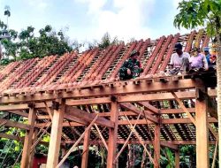 Manunggal Dengan Rakyat, Anggota Koramil Widodaren Bantu Warga Bangun Rumah