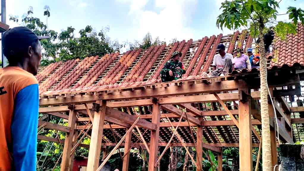 Manunggal dengan rakyat, anggota koramil widodaren