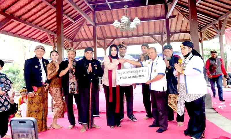 Nguri uri budaya jawa, wabup sidoarjo mimik idayana resmikan tetenger gubuk praja ananta raya