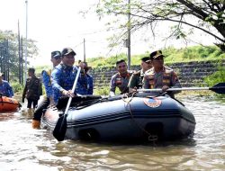 Bupati Sidoarjo Susuri Banjir Jalan Raya Porong dengan Perahu Karet, Usulkan Peninggian Jalan