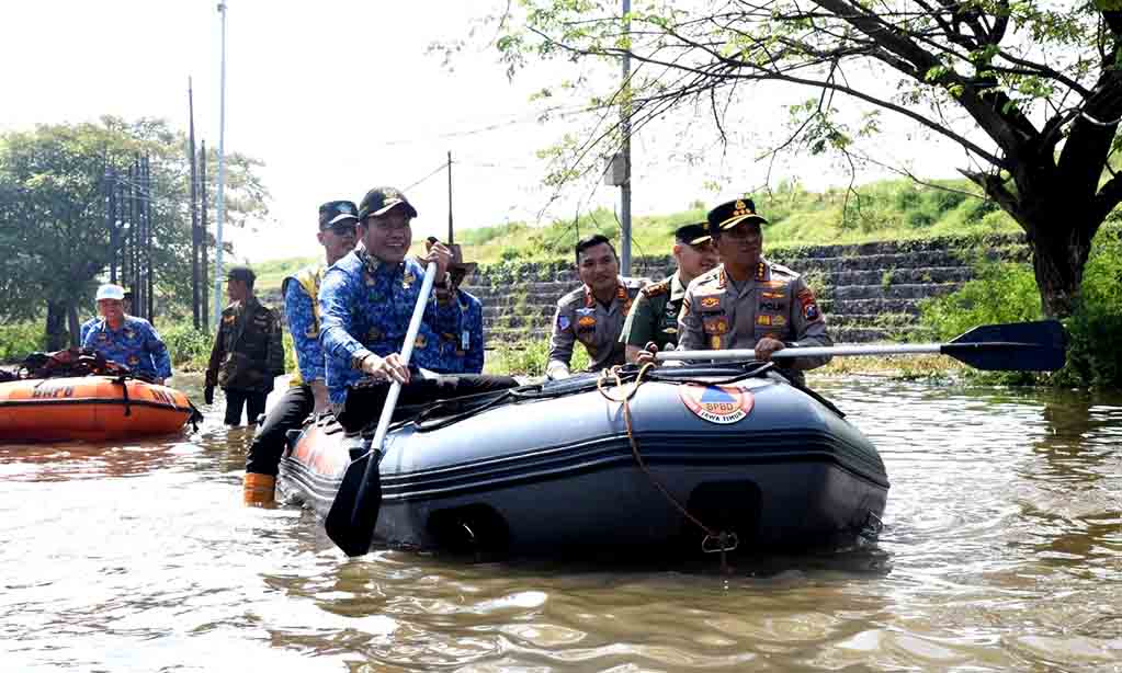 Pakai perahu karet, bupati subandi susuri banjir di jalan raya porong