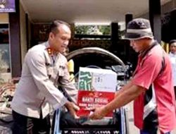 Peduli Warga, Polres Lamongan Bagikan Sembako untuk Tukang Becak Jelang Hari Bhayangkara ke-79