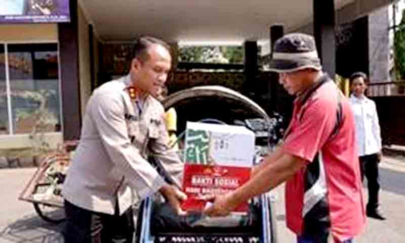 Peduli warga, polres lamongan bagikan sembako untuk tukang becak jelang hari bhayangkara ke 79