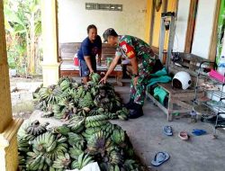 Peduli Warganya, Babinsa Karangjati Berikan Motivasi dan Dorong UMKM Keripik Pisang di Wilayahnya