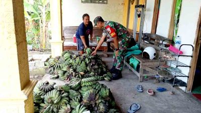 Peduli warganya, babinsa karangjati berikan motivasi dan dorong umkm keripik pisang di wilayahnya