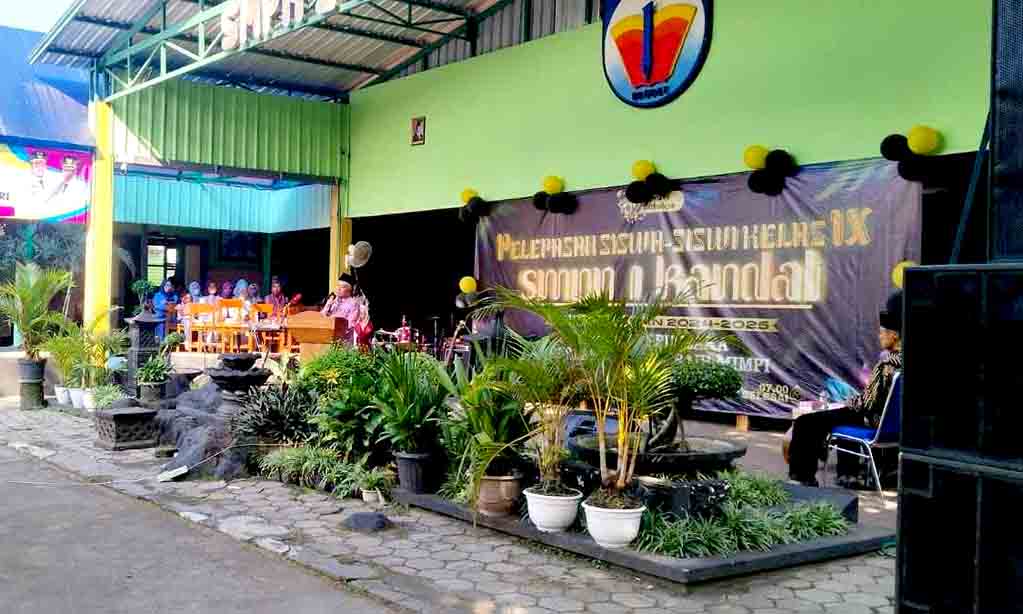 Pelepasan siswa kelas 9 smp negeri 1 kandat berlangsung sederhana