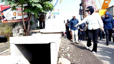 Pemasangan u ditch pada proyek betonisasi betro gedangan ditambahi urukan untuk mudahkan warga