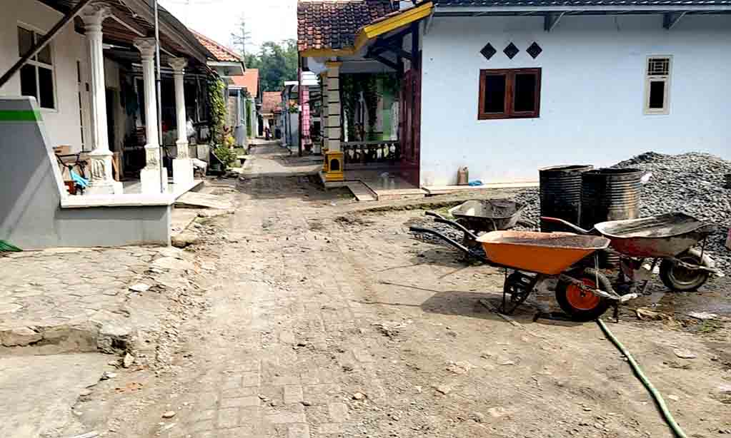 Pembangunan rabat beton di desa pendowo diduga tak sesuai spesifikasi 4