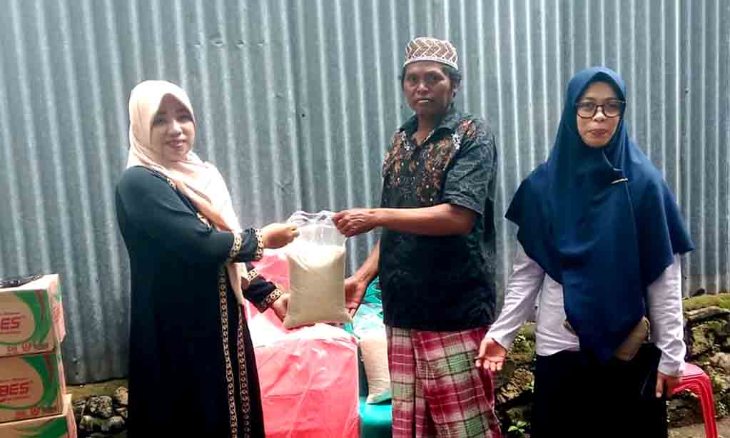Pemerintah kabupaten takalar salurkan bantuan sembako untuk keluarga korban meninggal di desa laikang