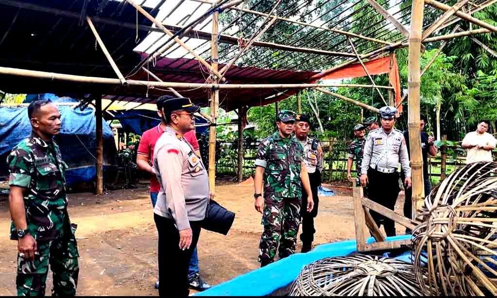 Personel gabungan polres pasuruan bongkar arena sabung ayam di purwodadi