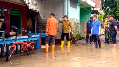 Polres jombang kirim paket sembako untuk warga terdampak banjir di kademangan