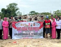 Polres Lamongan Peduli Pemulung, Bagikan Bantuan Sosial di TPA Tambakrigadung