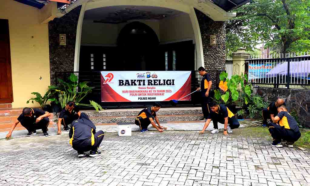 Polres ngawi gelar bakti religi di hari bhayangkara ke 79, bersih bersih di sejumlah tempat ibadah
