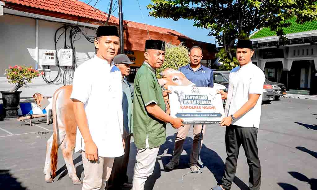 Polres ngawi gelar sholat idul adha 1446 h dan bagikan hewan kurban