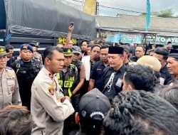 Polres Ponorogo Kurangi Sampah Plastik Salurkan Paket Daging Qurban Pakai Daun Pisang