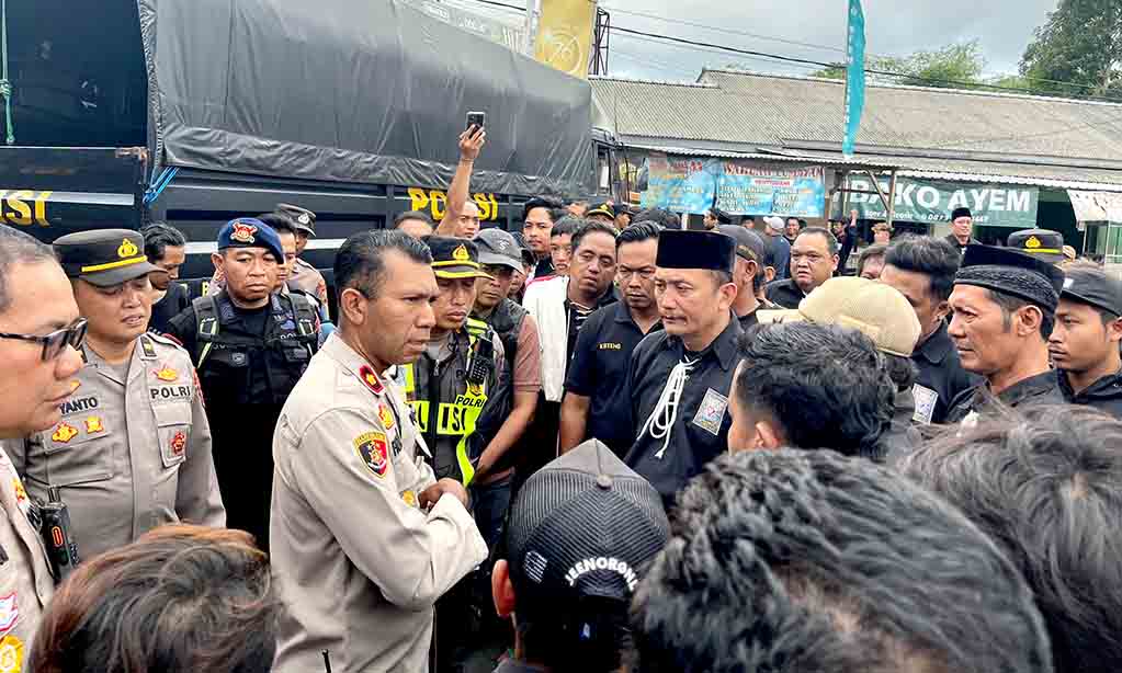 Polres ponorogo kurangi sampah plastik salurkan paket daging