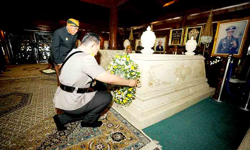 Rangkaian hari bhayangkara ke 79, kapolri ziarah ke makam presiden ri ke 2