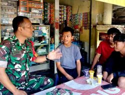 Sambil Ngopi Bareng, Babinsa Posramil Gerih Komsos Ajak Tokoh Masyarakat Jaga Lingkungan
