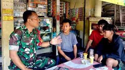 Sambil ngopi bareng, babinsa posramil gerih komsos ajak tokoh masyarakat jaga lingkungan